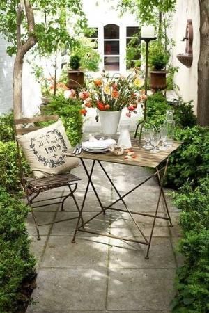 Die Perfektion einer winzigen Terrasse, genau wie in einem geheimen Garten. von alyssa