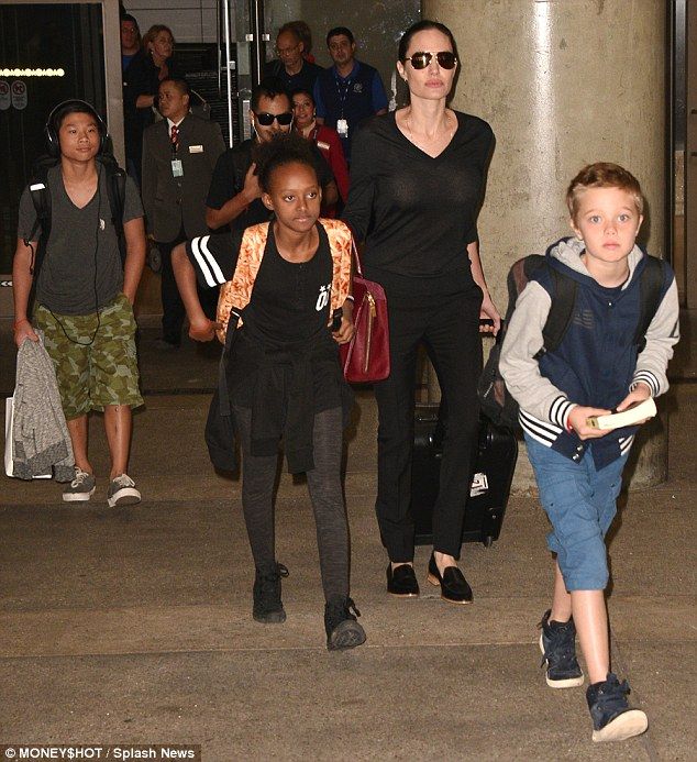 Down To Earth Angelina Jolie And Children Carry Their Own Luggage Angelina Jolie Angelina Jolie Photos Angelina Jolie Children