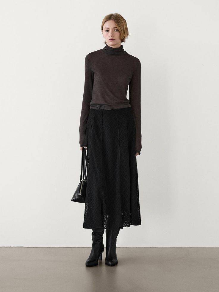 【Massimo Dutti】Flowing midi skirt with embroidered detail Midi skirt with embroidered detail · Black · Smart / Skirts