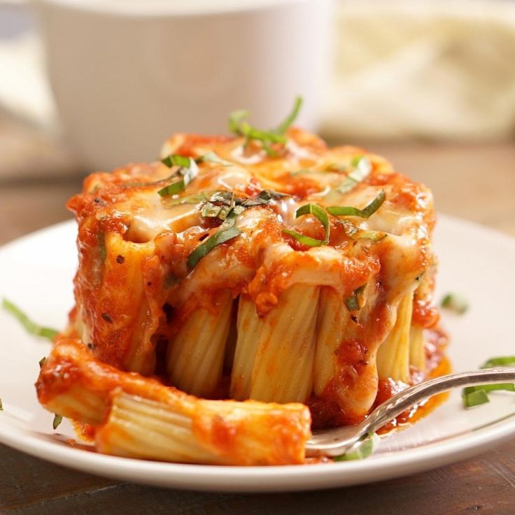 Rigatonis à la sauce tomate dans une tasse - Recettes - Ma Fourchette