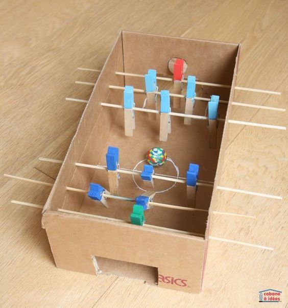 Un babyfoot dans une boite à chaussures