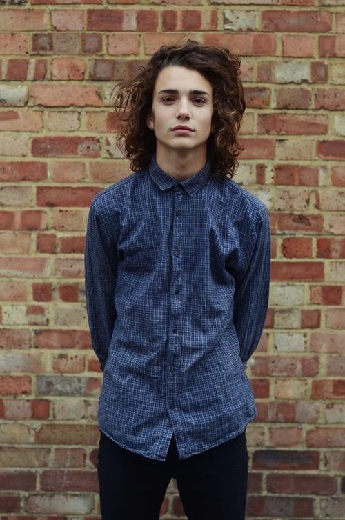 Imagem de boy, long hair, and wavy hair | Long hair styles, Androgynous