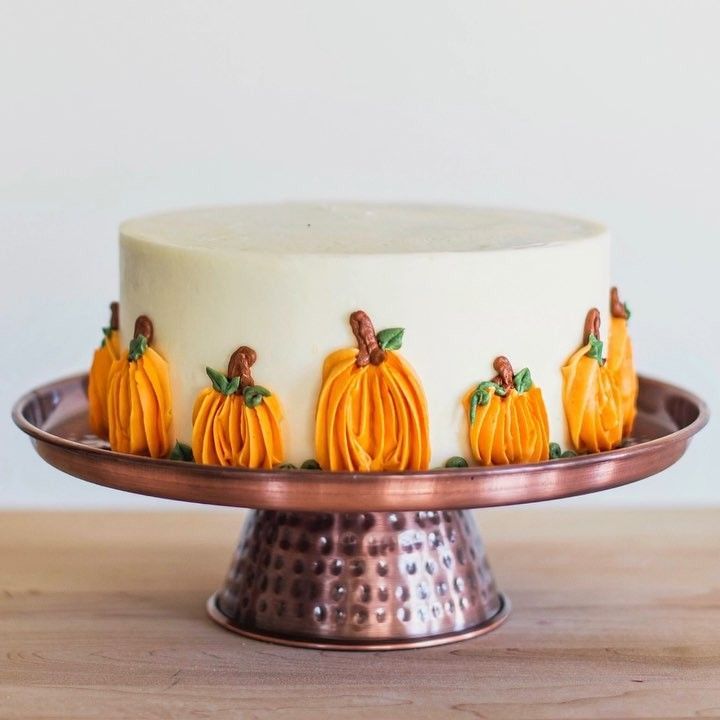 Buttercream piped pumpkins around the side of the cake | Fall cakes ...