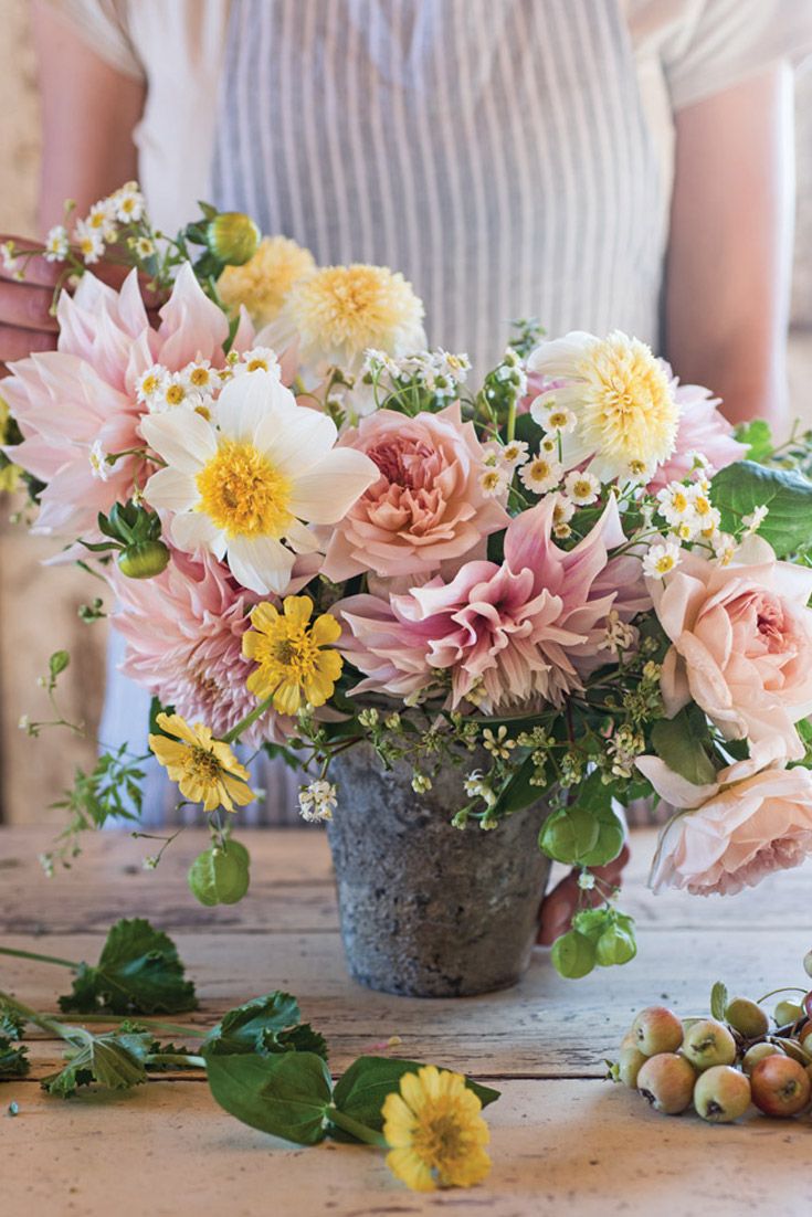 Follow Erin Benzakeins Step By Instructions On How To Assemble This Lovely Summertime Enchanted FloristFloral ArrangementFlower Follow Erin Benzakeins Step By Instructions On How To Assemble This Lovely Summertime Enchanted FloristFloral ArrangementFlower