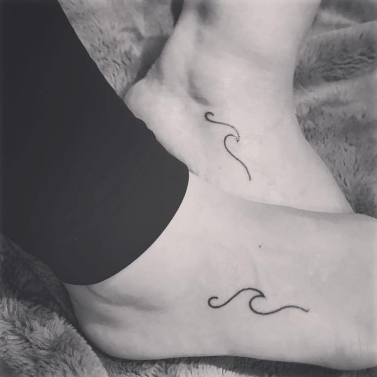 Wellen tattoo fuß