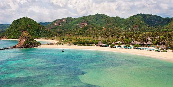 Kuta Beach is also on Lombok Indonesia - Bubblews | Pantai, Pariwisata