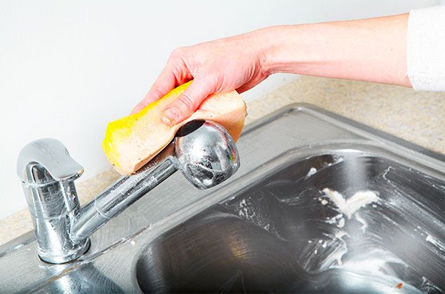 Olvídate De Los Grifos Blanquizcos De Sarro Te Damos Los Mejores Tips Para Limpiar Las Llaves Del Lavabo Y Llaves De Baño Llaves Para Fregadero Limpiar Sarro