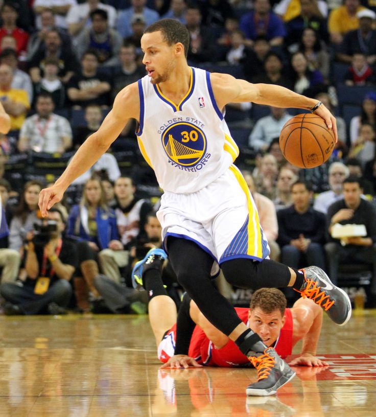 Stephen Curry crossing over Blake Griffen