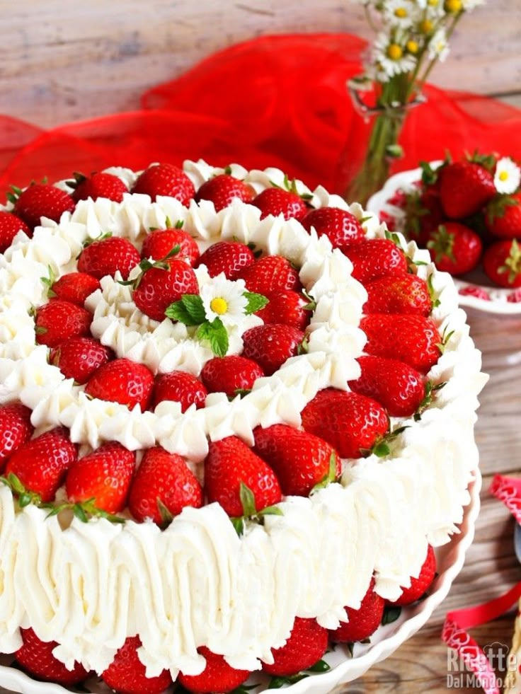 decorazione torta rettangolare con fragole