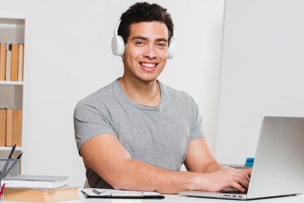 Estudiante Universitario Escuchando Curs Free Photo Freepik Freephoto Escuela Libro Tecnologia Edu Estudiantes Universitarios Universitarios Estudio