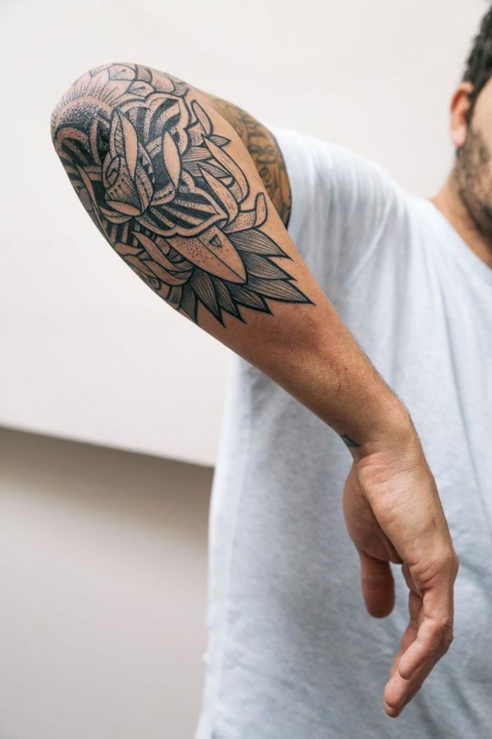 Tattoo Kompass Mann, halber Arm tätowiert, T Shirt weiß, tätowierte Symbole mit … #tattoos