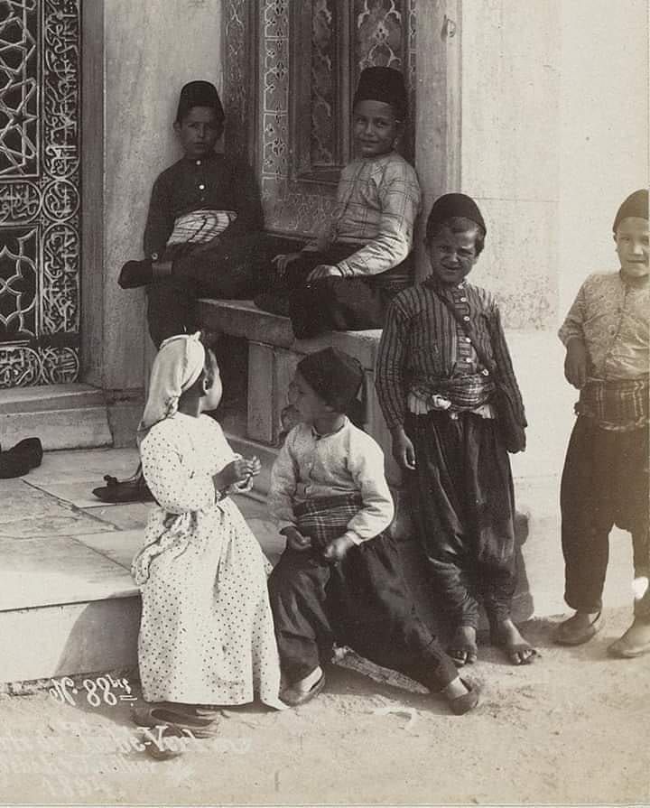 Yesil Turbe Avlusundaki Turk Cocuklari Bursa 1890 Kavramsal Sanat Resimler Fotograf