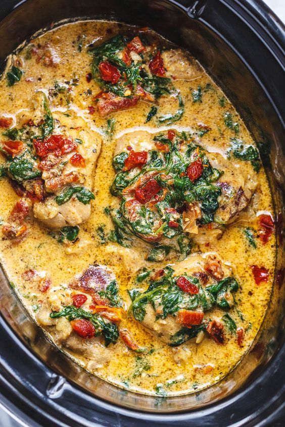 Crock-Pot-toskanisches Knoblauchhuhn mit Spinat und sonnengetrockneten Tomaten, ...