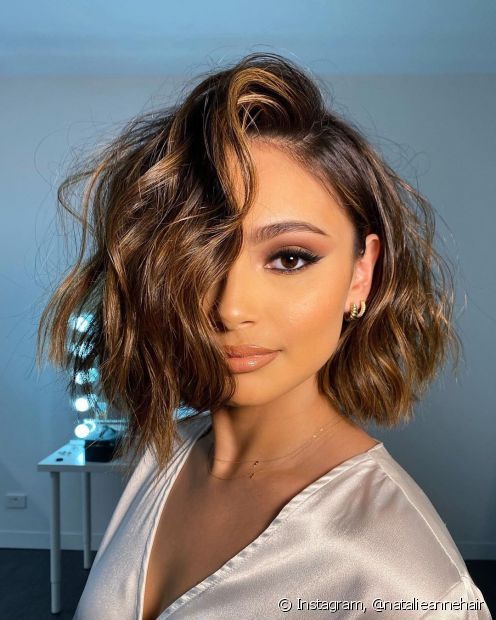 Morena iluminada em cabelo curto: 15 fotos para te convencer a adotar o visual Short Hair Styles, Hair Trends, Long Hair Styles, Hairstyle, Haar, Short Hairdos, Short Hair Cuts, Cortes De Cabello Corto, Short Blonde Hair