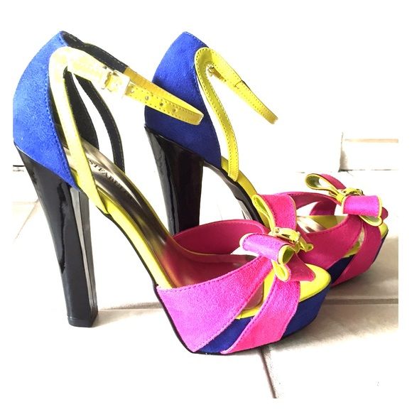 heels with bow in back