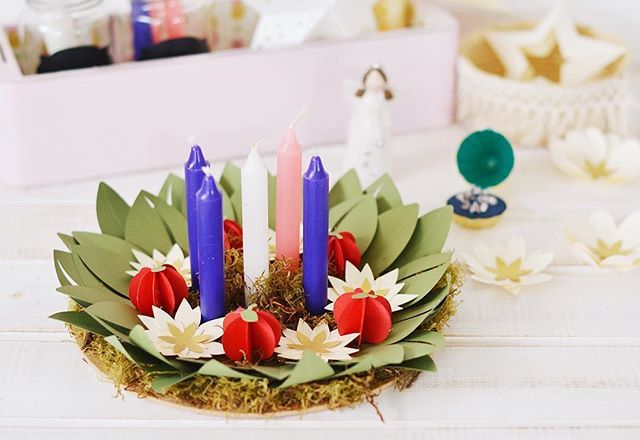 A Un Pasito De Navidad Y Yo Vengo Aquí A Mostrarles La Corona De Adviento Que Les Había Comentado Espero Les Guste Les Cuento Table Decorations Decor Party