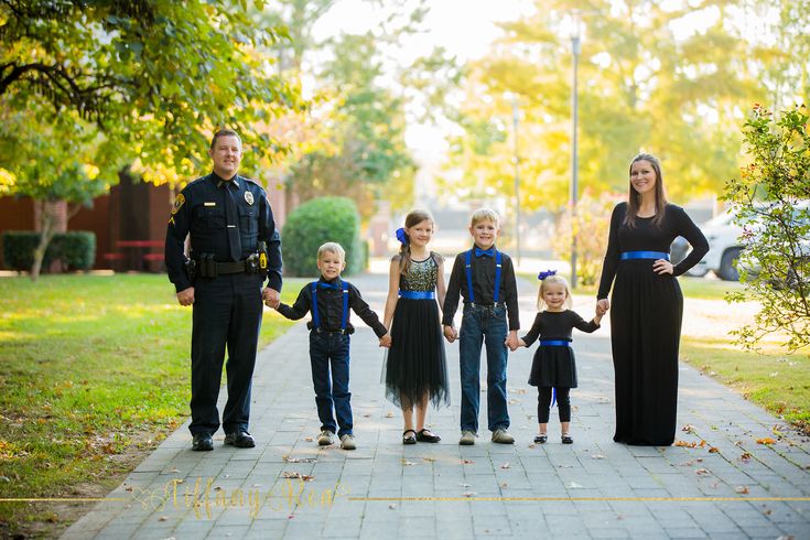 Police Officer Family Session | Family posing, Portrait photo, Family