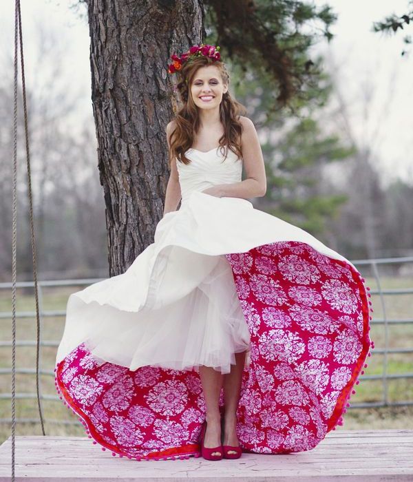 Best 25+ Unique Wedding Dress Ideas Only On Pinterest Fashion gorgeous classic white dress lined with an unexpected pop of pink patterned colour. I like the idea but not this pattern or color - Best 25+ Unique Wedding Dress Ideas Only On Pinterest Fashion