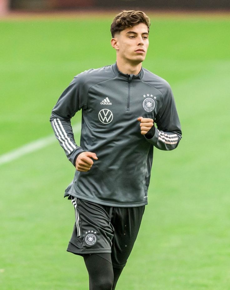 Pin von Veer auf Osiołek Kai | Sport fussball, Hübsche fußballspieler