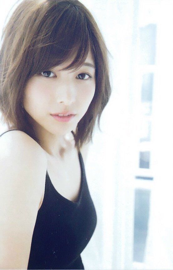 美乳を披露するセクシーな渡邉理佐の画像♪