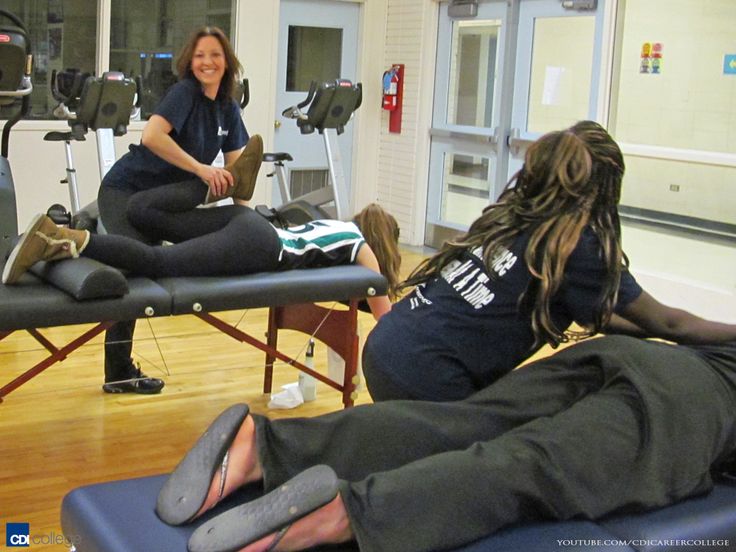 Gemischtrassiger Taetowierte College Massage