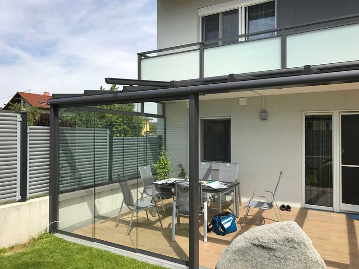Moderne Terrassenüberdachung in grau mit Windschutz zum