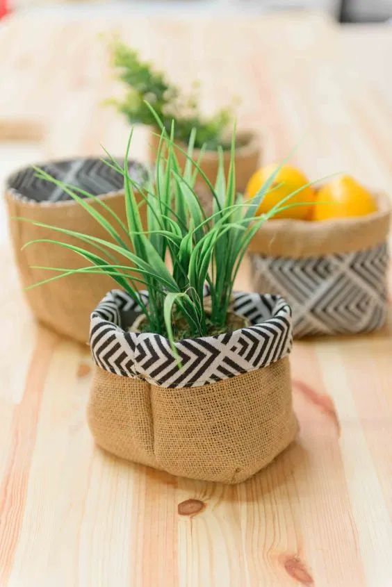 DIY : Comment réaliser un cache pot en toile de jute en ...