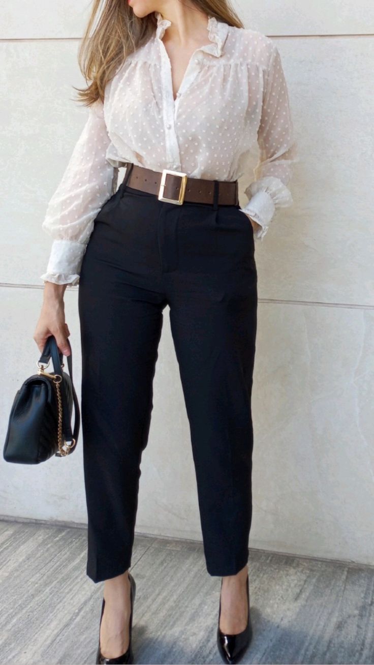 pantalon negro corte alto blusa nude cinturon cafe y dorado