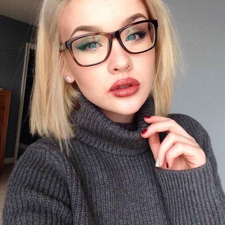 Blondine mit brille