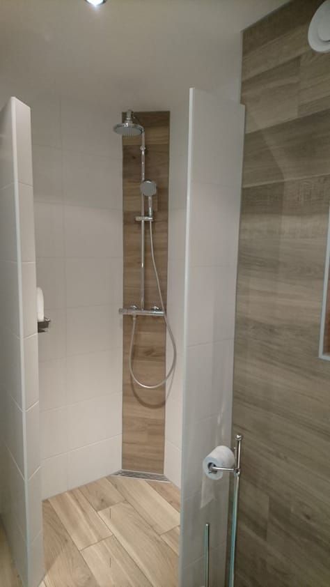 planken tegels in de badkamer, moderne frisse badkamer met houtlook