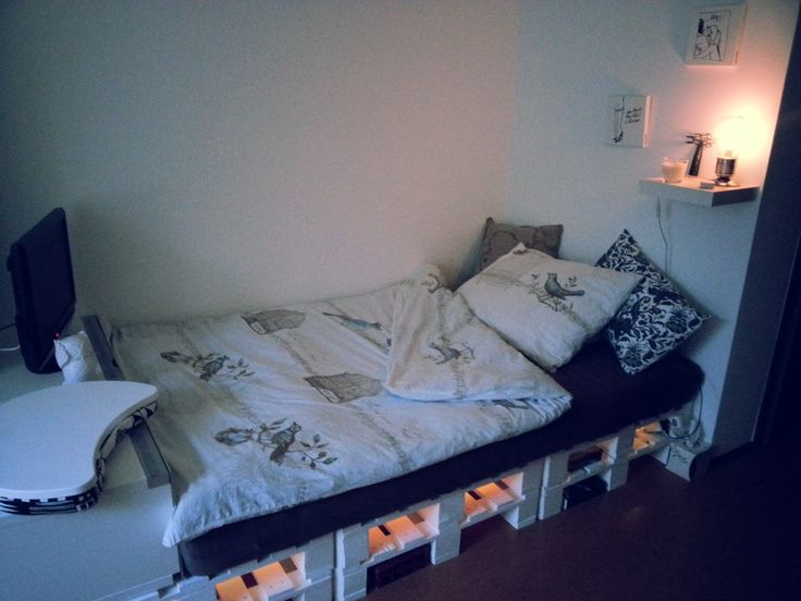 6 Palettenbett mit Lichtern 6 Palettenbett mit Lichtern