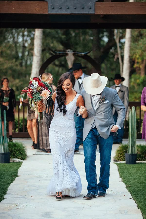 Best 25+ Cowgirl wedding ideas on Pinterest | Cowboy wedding ... Best 25+ Cowgirl wedding ideas on Pinterest | Cowboy wedding ...