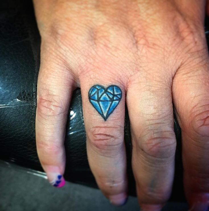 Tattoo diamant finger