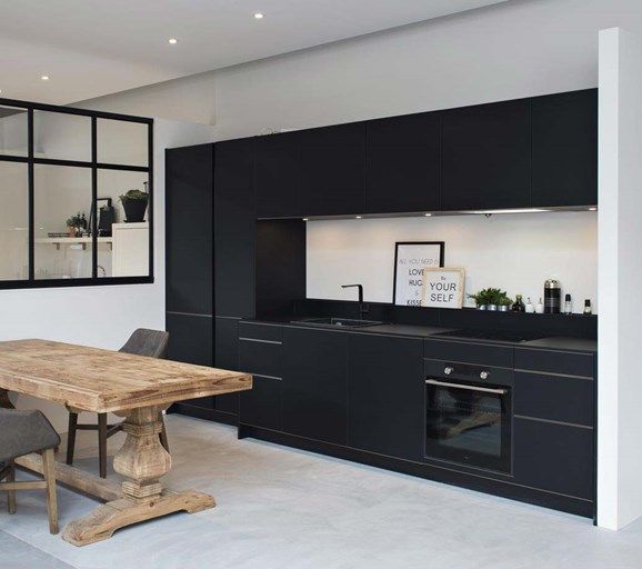Moderne zwarte keuken in rechte opstelling | Moderne ...