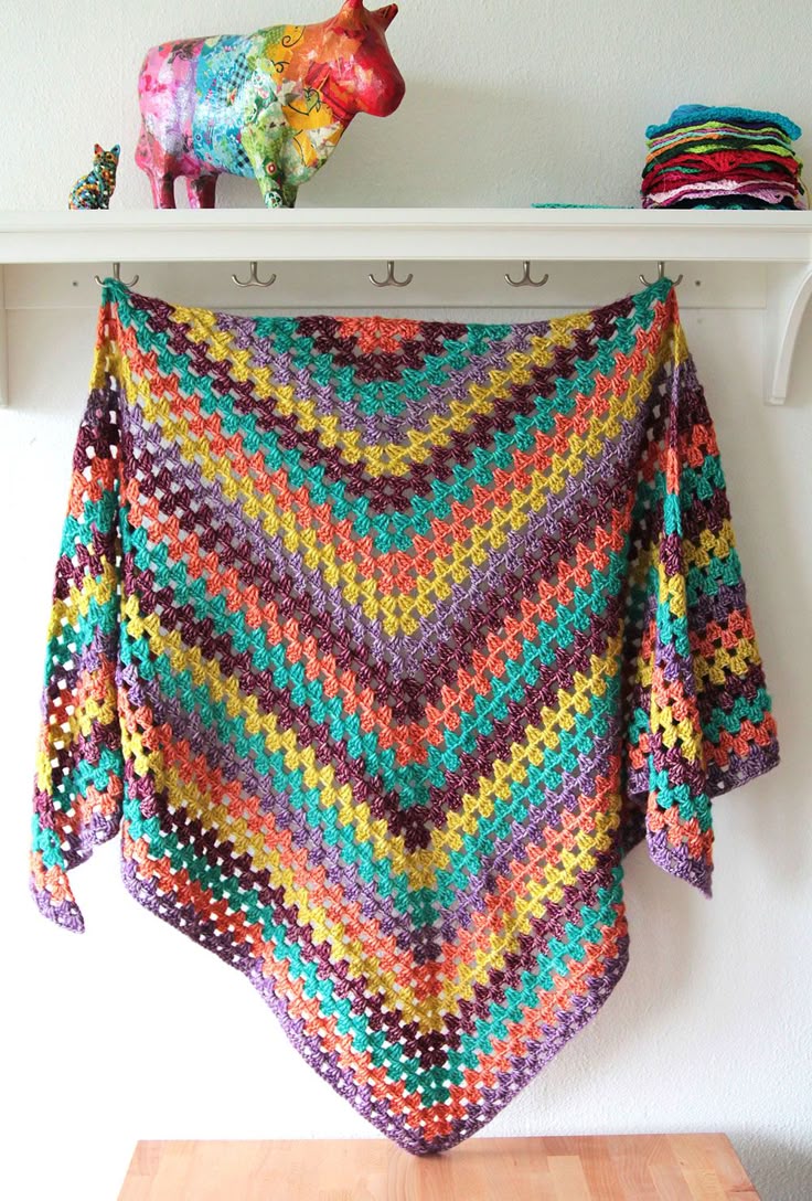Colourful granny shawl, a free crochet pattern on haakmaarraak.nl! Colourful granny shawl, a free crochet pattern on haakmaarraak.nl!