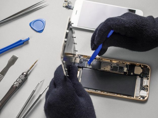 Tecnico De Reparacion De Telefono Inteligente Roto En El