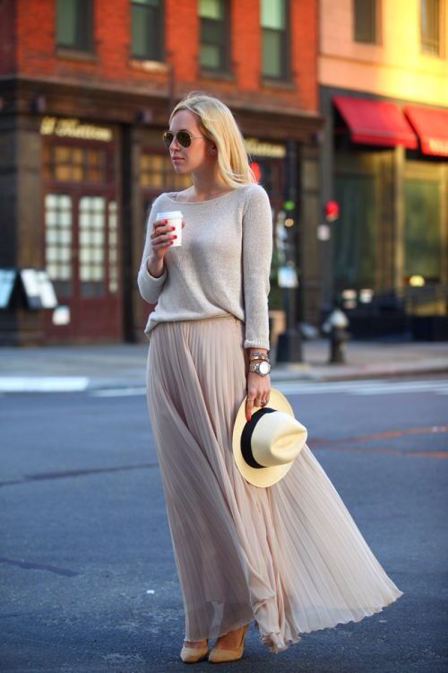 Den Look kaufen: lookastic.de/... — Hellbeige Pullover mit Rundhalsausschnit...