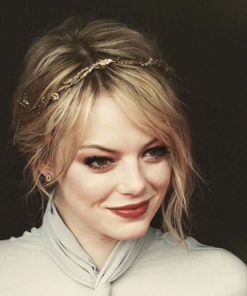 5 idéias da cor do cabelo para bombshells louros | Emma stone hair, Emma stone, Curtain bangs