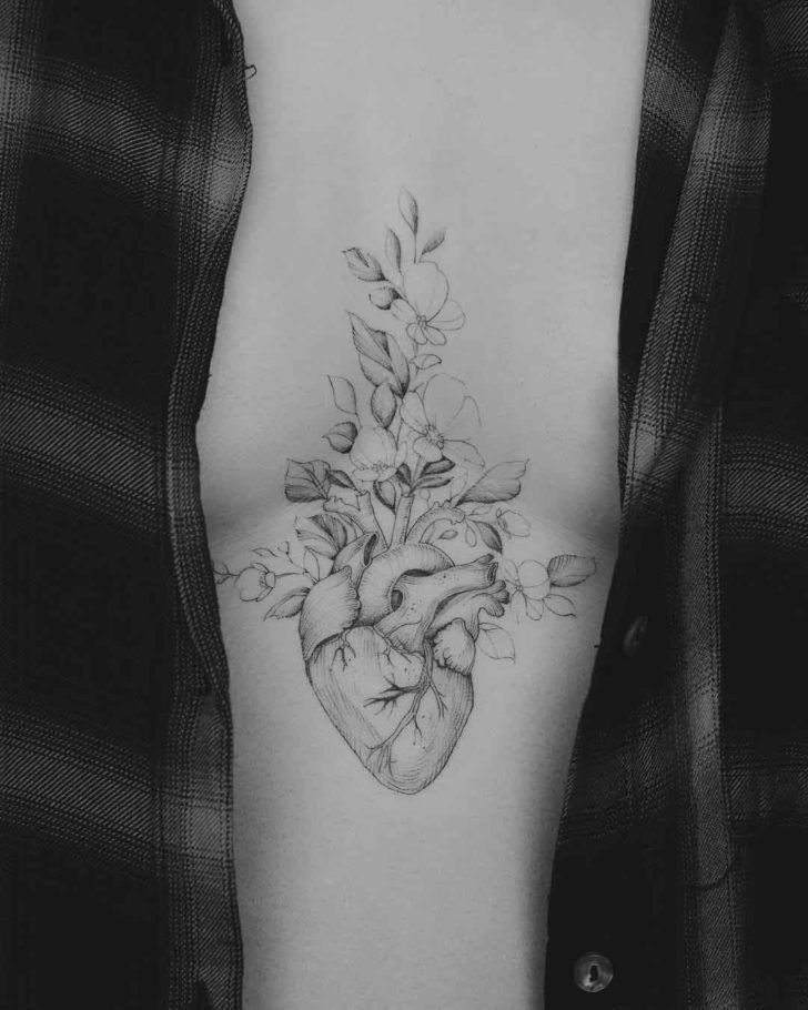 Middle Tattoo Chest Girl Middle Tattoo Chest In 2020 Chest Tattoos For Women Small Chest Tattoos Sternum Tattoo