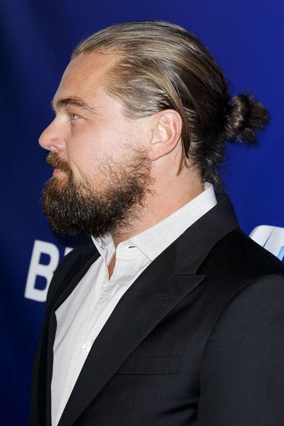 Wie man ein Mannbrötchen bindet? Man bun hairstyles