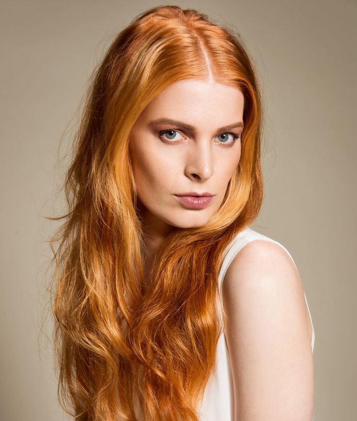 Rote lippen blonde haare