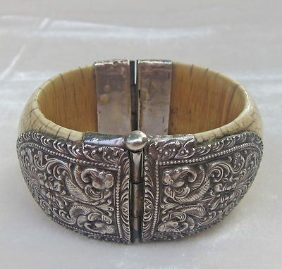 Graham And Brown 57218 Darcy Wallpaper Pearl Ivory Antique Graham And Brown 57218 Darcy Wallpaper Pearl Ivory Antique Bone Pinterest Jewelry Bangles Bracelets