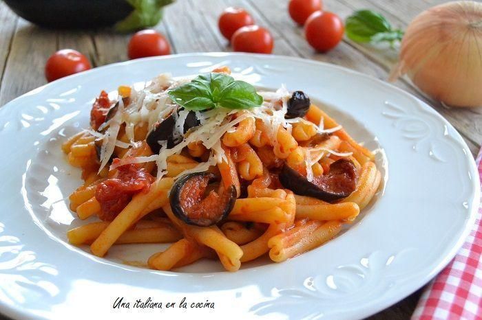 Pasta Con Berenjenas O Pasta A La Norma Un Plato De La Tradición Italiana Pasta De Berenjenas Platos De Pasta Recetas Italianas