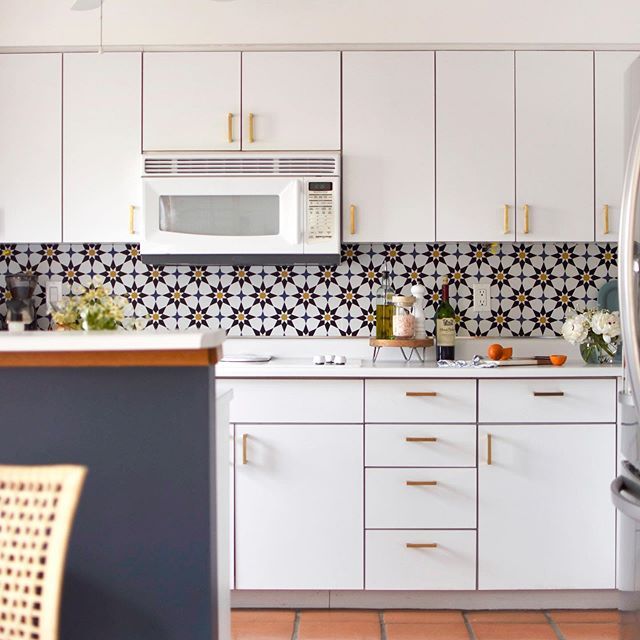 Peel And Stick Wallpaper For A Backsplash Maybe Not This Combination But An Interesting Idea To Spruce The Place Up Temporarily Unt Home Decor Home Home Diy
