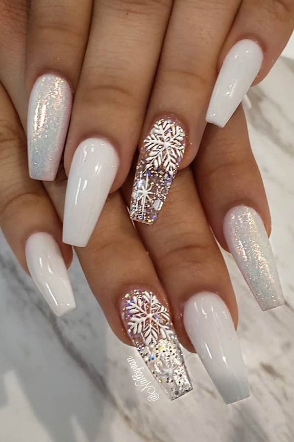 43 Pretty Holiday Nails to Get You Into the Christmas Spirit