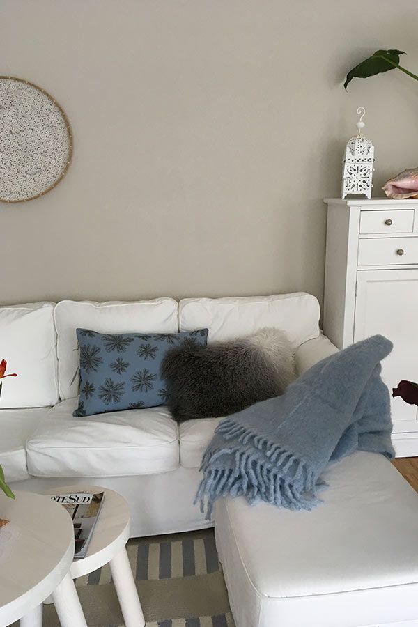 Dekokissen Wohnzimmer Blaues Dekokissen mit Blumenmuster für das Sofa im Wohnzimmer. Die