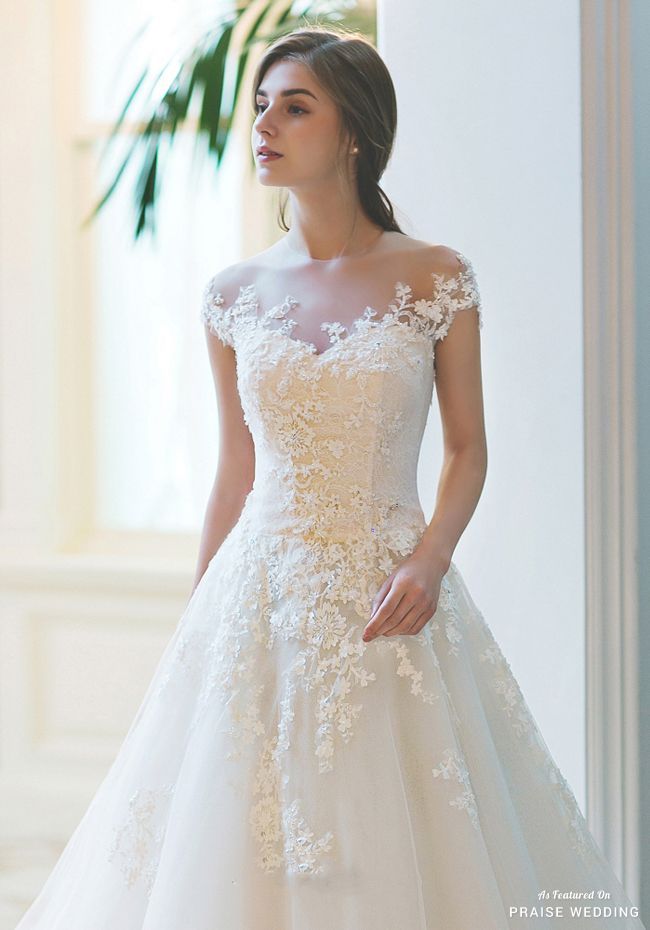 This classic wedding dress from Sonyunhui featuring delicate blooming lace detai...