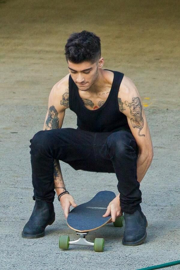 I find this picture interesting..>>>> oh Zayn I love this boy lol #