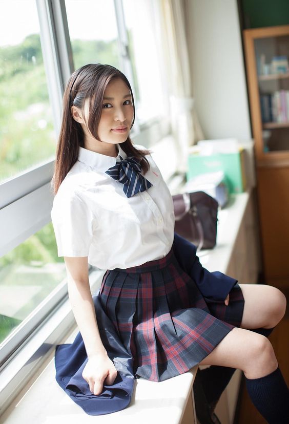 Asian schoolgirl fucked on bus