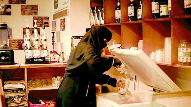 امرأة تأسس مقهى أيقونة الصباح للنساء في مأرب رغم ظروف الحرب الصعبة التي يمر بها اليمن تمكنت مأرب النساء حرب اليمن Www Alayyam Info Talk Show